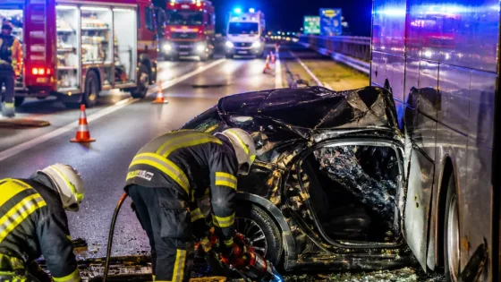 Schwerer Unfall auf der A7 bei Göttingen: Tesla prallt gegen Reisebus, Fahrbahn stundenlang gesperrt