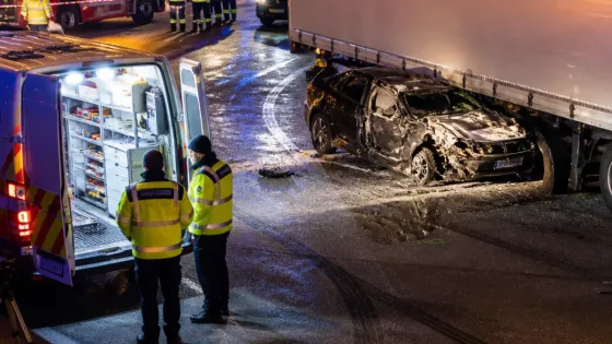 Tödlicher Unfall auf A57 bei Krefeld: Pkw fährt in geparkten Sattelanhänger