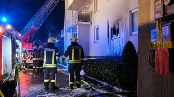 Wohnungsbrand in Bremerhaven-Lehe: Vier Menschen vom Balkon gerettet, Haus vorerst unbewohnbar