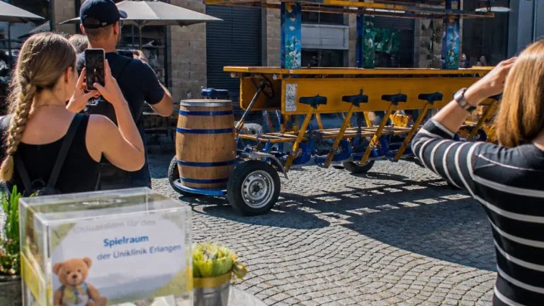 Bayreuth: TV-„Tuning Profis“ gestalten acht­sitziges Bier-Bike für Spendenaktion