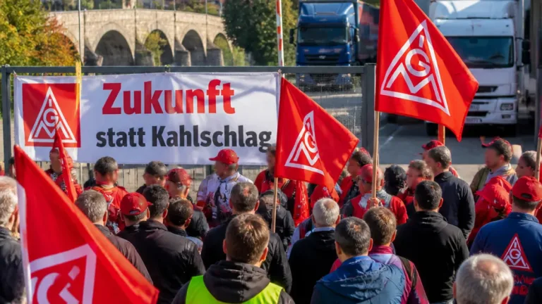 Beschäftigte aus Regensburg bei IG-Metall-Aktion: Protest gegen Stellenabbau