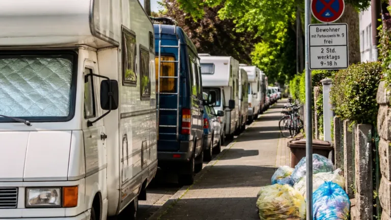 Bielefeld: Immer mehr dauerhaft geparkte Wohnmobile verengen Straßen und Parkplätze
