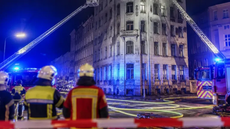 Brand in leerstehendem Hotel in St. Georg: sieben Verletzte, Ursache unklar