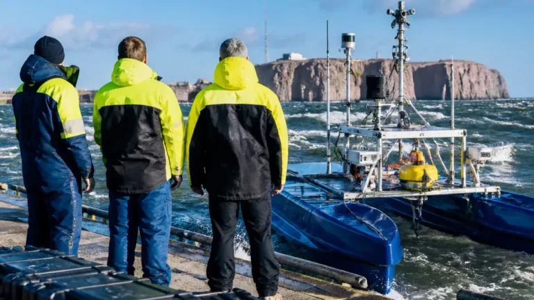 Bremerhaven: Studierende rüsten „Blueboat“ zu Sensorplattform für bessere Hafensicherheit um