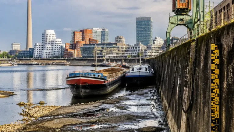 Düsseldorf: Rhein fällt erstmals in den negativen Pegelbereich – Schifffahrt stark eingeschränkt