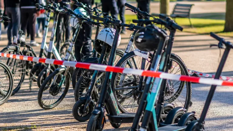 E-Scooter-Treffen in Ingolstadt: Polizei sichert Fahrzeuge, Ermittlungen gegen Jugendliche