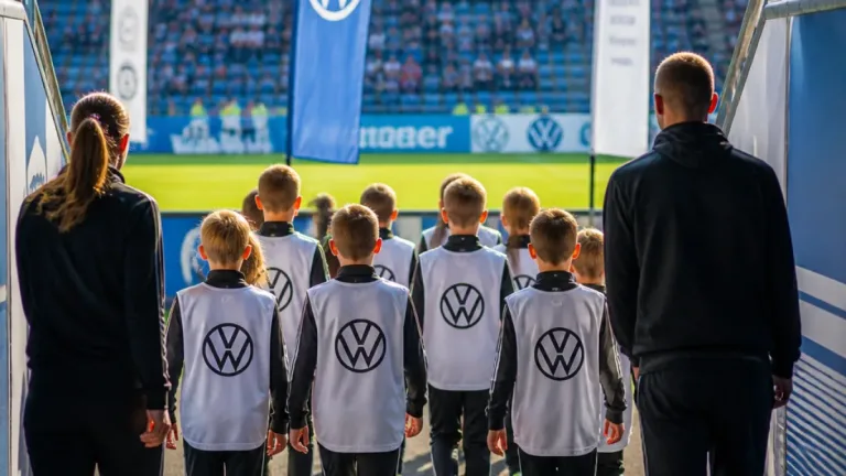 Elf Kinder aus OWL laufen beim U21-Länderspiel in Bielefeld ein