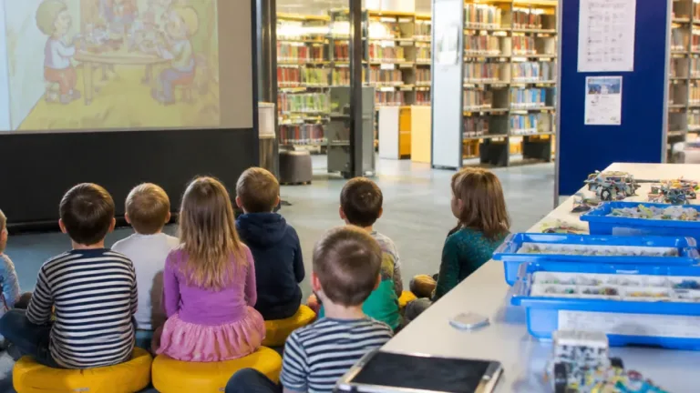 Ferienprogramm in der Stadtbücherei Ingolstadt: Bilderbuchkino und Robotik-Workshop für Kinder