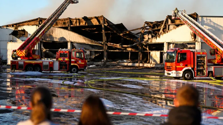 Großbrand in Würzburg-Rottenbauer: Trampolinhalle „SkyandSand“ schwer beschädigt