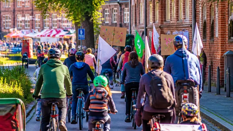 Große Fahrraddemo in Lüneburg: Kidical Mass fordert sichere Wege und Klimaschutz