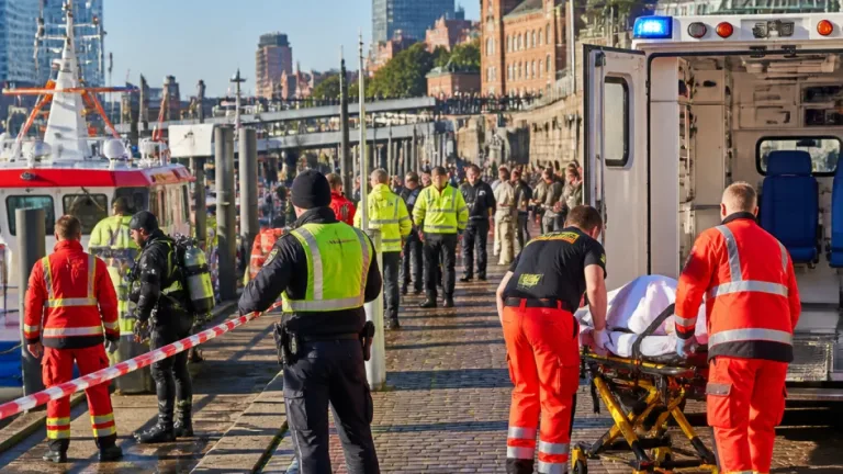 Großeinsatz an den Landungsbrücken: Frau nach Sturz aus Elbe reanimiert ins Krankenhaus gebracht