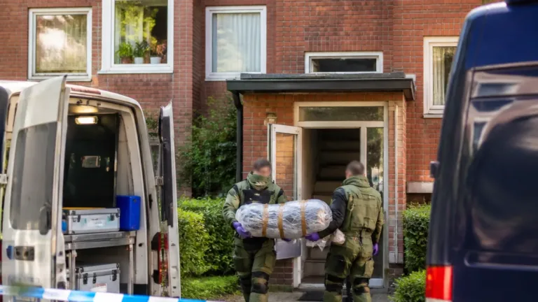 Großeinsatz in Kiel: LKA und Kampfmittelräumdienst durchsuchen Wohnung