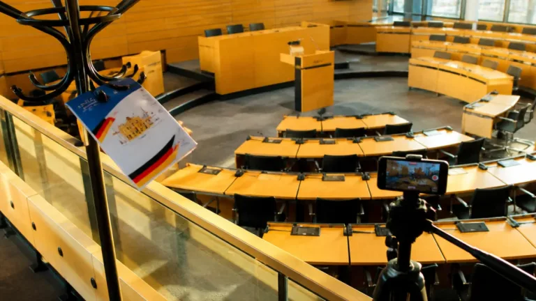 Höcke bietet Wagenknecht Ministerpräsidentinnenamt an – Politischer Eklat im Erfurter Landtag