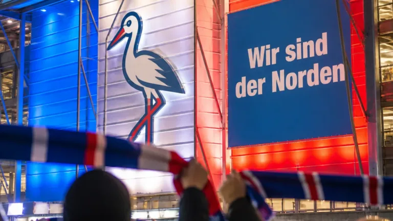 Holstein Kiel erneuert Markenauftritt: Storch-Logo und Claim „Wir sind der Norden“