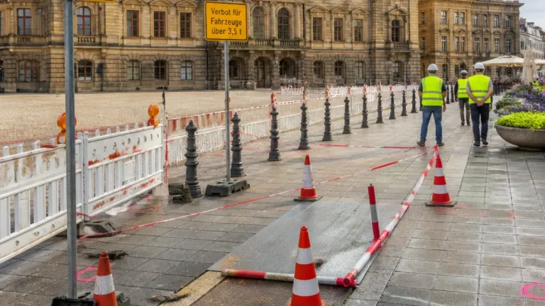 Kassel: Teil des Königsplatzes für Lkw gesperrt – marode Untergänge sorgen für Einschränkungen