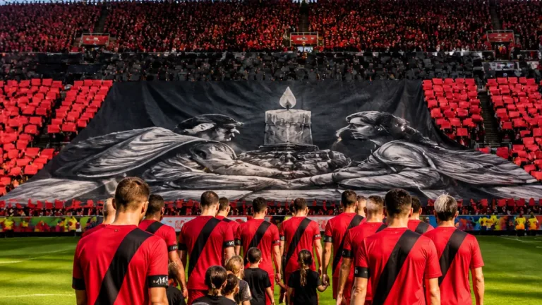 Leverkusen siegt 2:0 gegen Leipzig – Schick trifft, Gedenken an Peter Hermann prägt Abend