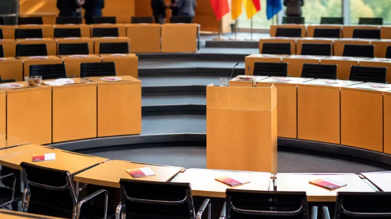 Massenabgänge im BSW erschüttern Thüringer Koalition – Voigt will Regierung fortführen