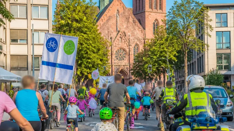 Mehr als 330 Teilnehmende bei Kidical Mass in Pforzheim: Forderung nach sichereren Radwegen