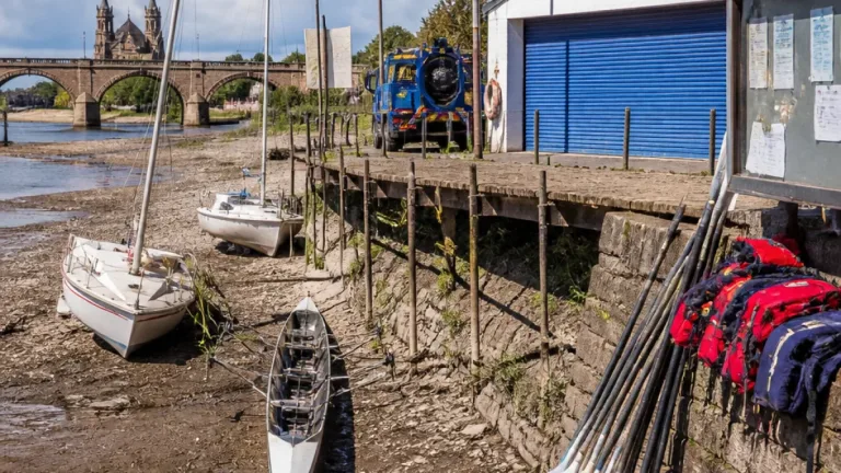 Niedrigwasser in Worms belastet Vereine: Wassersport fordert schnelle Hilfe