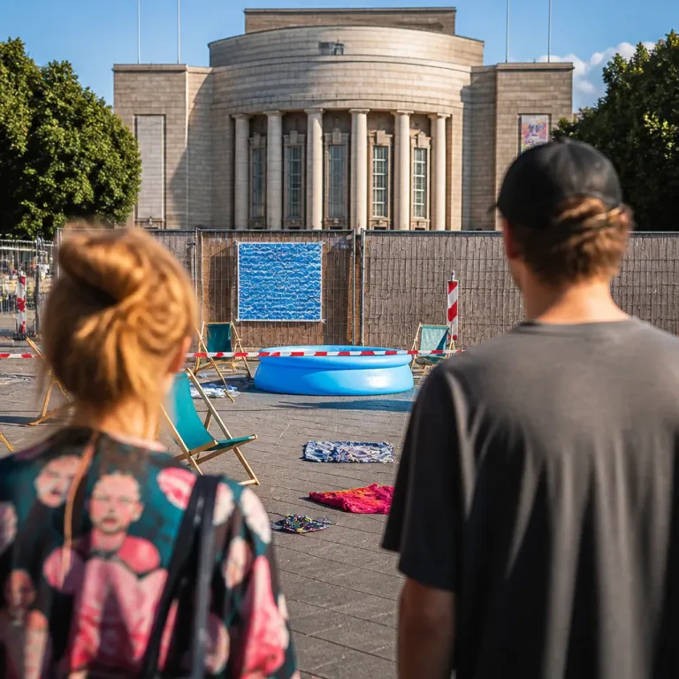 Absage von Volksbühnen‑Event nach Drohungen löst Debatte über Sicherheit und Kunstfreiheit aus