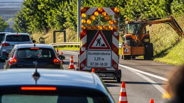 Pflegearbeiten auf der B14: Verkehrsbehinderungen für Stuttgart und Backnang am Samstag