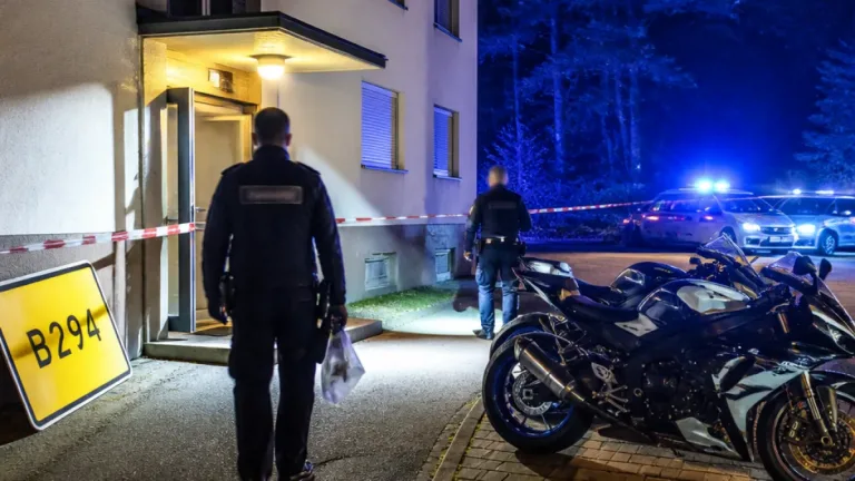 Polizei durchsucht Wohnungen nach Tempo‑Rennen auf der B294 im Kreis Freudenstadt