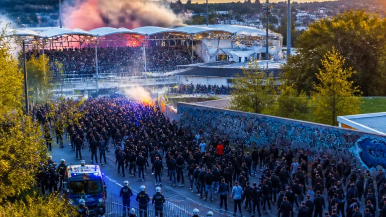 Polizei zieht nach DFB-Pokalspiel in Saarbrücken positive Bilanz trotz Pyro- und Graffiti-Vorfällen
