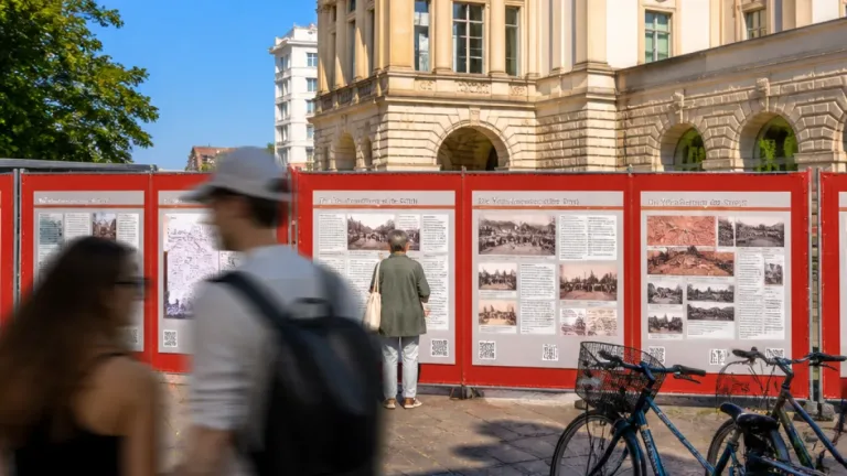 Potsdam: Bauzaun-Ausstellung macht Forschung sichtbar und lädt zum Mitdenken ein