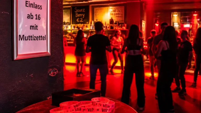 „Red Flags Only“: Nacht mit rotem Licht und speziellen Regeln in Ludwigshafen am Rhein