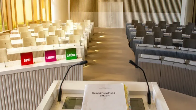 Rot-Rot-Grün plant strengere Geschäftsordnung: AfD verliert deutlich Redezeit im Landtag
