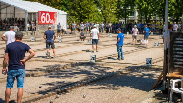 Saarlouis richtet deutsche Pétanque-Meisterschaft aus: Jubiläum und lange Duelle im Stadtgarten