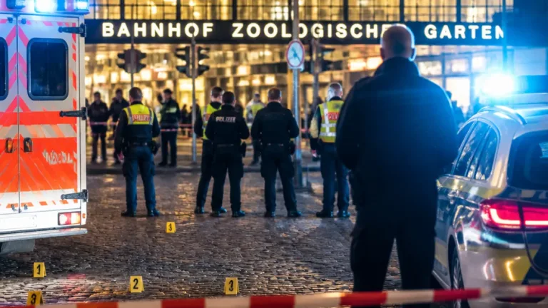 Schüsse am Hardenbergplatz: 30-Jähriger in Charlottenburg tödlich verletzt