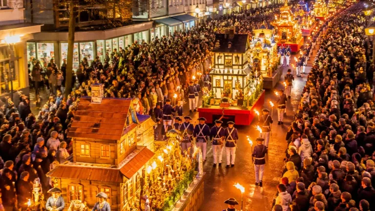 Schützenfest in Hamm: Fackelzug mit zehn Motivwagen setzt lokale Themen in Szene