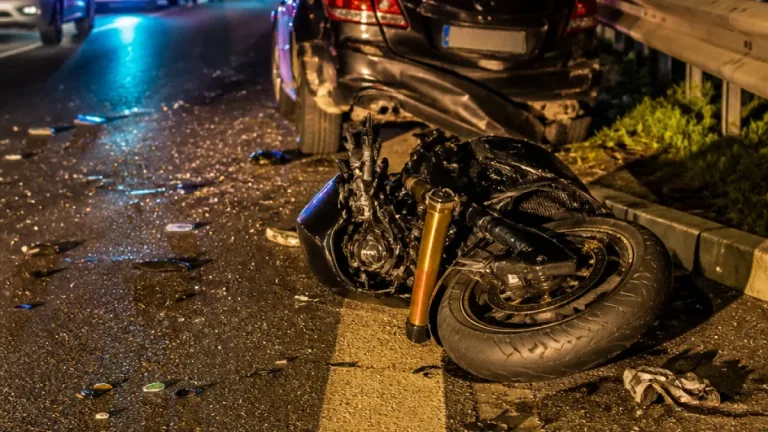 Schwerer Motorradunfall auf der B9 bei Koblenz: Polizei sucht Zeugen