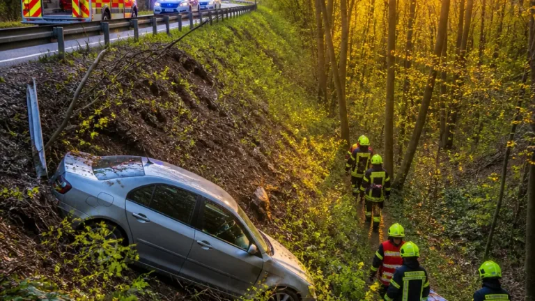 Schwerer Unfall in Neunkirchen: Auto stürzt Böschung an der Zoostraße hinab