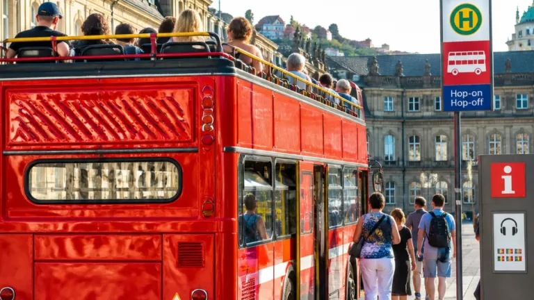 Stuttgart: Rote Cabrio‑Doppeldecker starten auf zwei Touren – Freikarten vom „Gäubote“