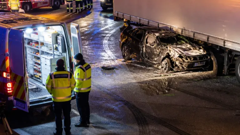 Tödlicher Unfall auf A57 bei Krefeld: Pkw fährt in geparkten Sattelanhänger