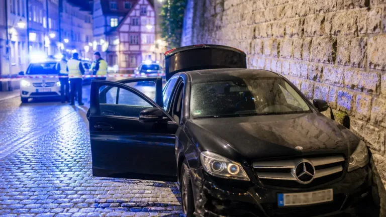 Ulm: Mercedes fährt nach Flucht führerlos weiter – Vier Insassen fliehen