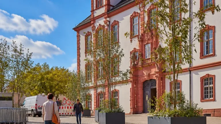 Völklingen: Vorplatz am Alten Rathaus nach fast drei Jahren Bauzeit wieder frei