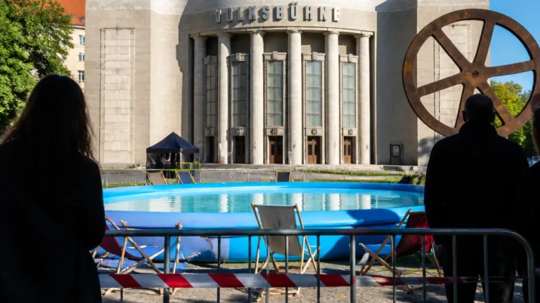 Volksbühne sagt Schwimm-Event für Schwarze Community ab – Sicherheitsbedenken nach Drohungen