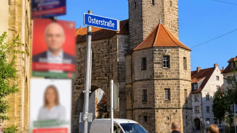 Wahlplakate in Hildesheim: Wildwuchs vor dem Torhaus sorgt für Kritik und Unverständnis