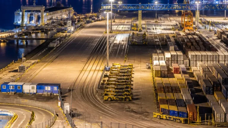 Warnstreik trifft Bremerhaven: Hafenbetrieb an mehreren Terminals für 24 Stunden ausgesetzt