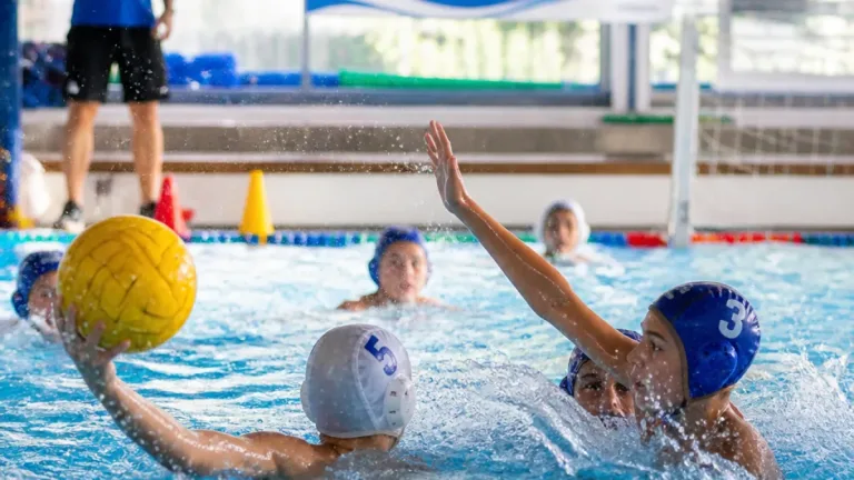 Wasserball in Solingen: Kraft, Ausdauer und ein breites Altersbild beim Verein