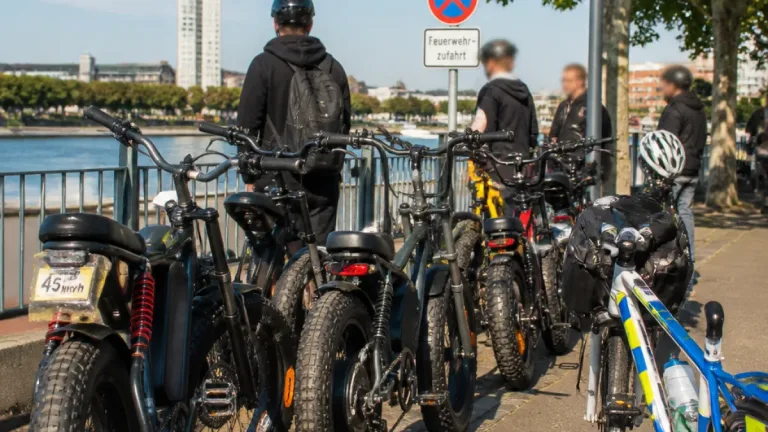 Zunehmende Diskussion um aufgemotzte Fatbikes in Neuss: Sicherheit und Legalität im Fokus