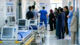 الوزير الأول يتفقد مصابي حرائق جيجل بمستشفى منتوري بشير ويؤكد على التكفل النفسي ونقل الحالات الحرجة