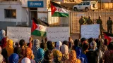 عشرات من سكّان مخيمات الرابوني يتظاهرون أمام مقر البوليساريو ويطلبون تدخل الأمم المتحدة