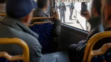 غليزان: توقيف شخصين بعد اعتداء وتصوير مسن من ذوي الهمم داخل حافلة ونشر المقطع