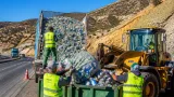حملات استثنائية في سطيف لجمع أطنان القارورات الزجاجية من على الطريقين الوطنيين
