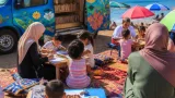 قافلة المكتبة المتنقلة تحول شاطئ سيدي عبد العزيز بجيجل إلى فضاء للقراءة والإبداع