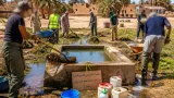 سكان بوقوس ينظفون منبع عين تزير ويطالبون بتوسيع وجهره لضمان الأمن المائي
